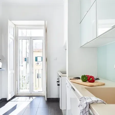 Plum Guide - Cocoa & Orange Apartment Lisbon